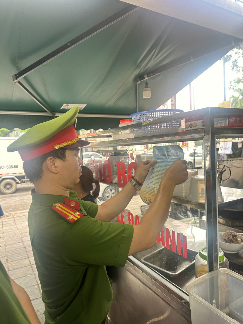 Dán thư ngỏ, và chỉ rõ yêu cầu với hộ kinh doanh về nguyên tắc giữ trật tự vỉa hè