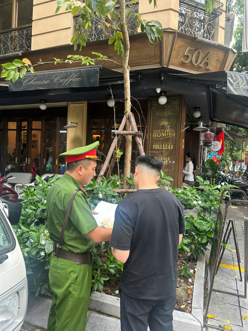 Dán thư ngỏ, và chỉ rõ yêu cầu với hộ kinh doanh về nguyên tắc giữ trật tự vỉa hè