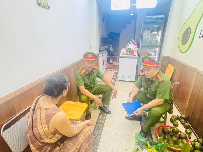 Lực lượng Công an cơ sở tuyên truyền, vận động hộ kinh doanh giữ gìn trật tự đô thị