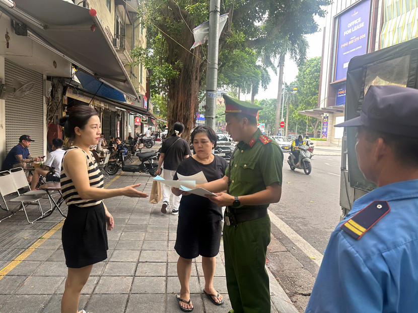 Trao gửi Thư ngỏ của Chỉ huy CAP về việc giữ gìn trật tự, văn minh đô thị