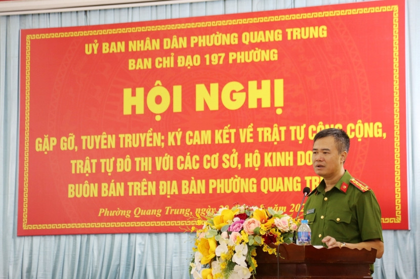 Đại tá Nguyễn Ngọc Quyền - Trưởng CAQ Hà Đông trao đổi và chia sẻ mong muốn của lực lượng chức năng trong công tác đảm bảo văn minh đô thị địa bàn