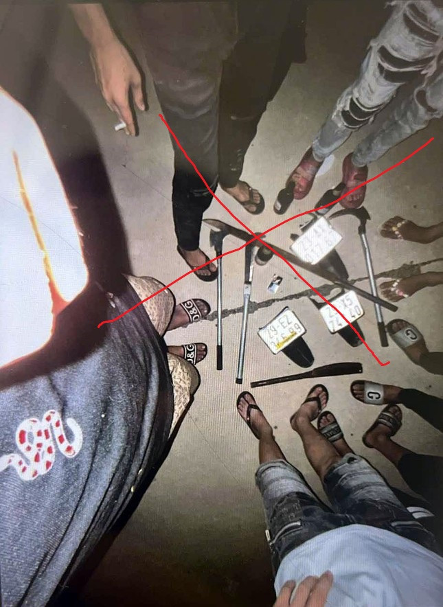 Hình ảnh một nhóm đối tượng khoe "chiến tích" sau khi chặt - cướp biển số xe máy Hình ảnh một nhóm đối tượng khoe "chiến tích" sau khi chặt - cướp biển số xe máy