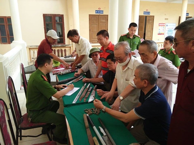 Công tác thu hồi vũ khí, vật liệu nổ, công cụ hỗ trợ luôn được CAQ Hoàng Mai chú trọng Công tác thu hồi vũ khí, vật liệu nổ, công cụ hỗ trợ luôn được CAQ Hoàng Mai chú trọng