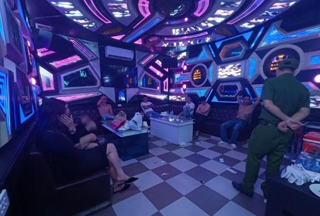 Hiện trường quán karaoke có chứa chấp các đối tượng sử dụng trái phép chất ma túy