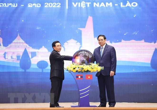 Hai Thủ tướng thực hiện nghi lễ phát động Năm Đoàn kết Hữu nghị Việt Nam-Lào, Lào-Việt Nam 2022