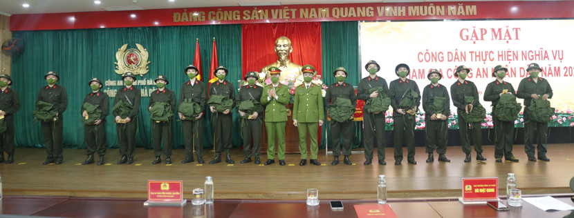 Ban chỉ huy CAQ Hà Đông cùng các tân binh trước ngày lên đường thực hiện nghĩa vụ cao cả