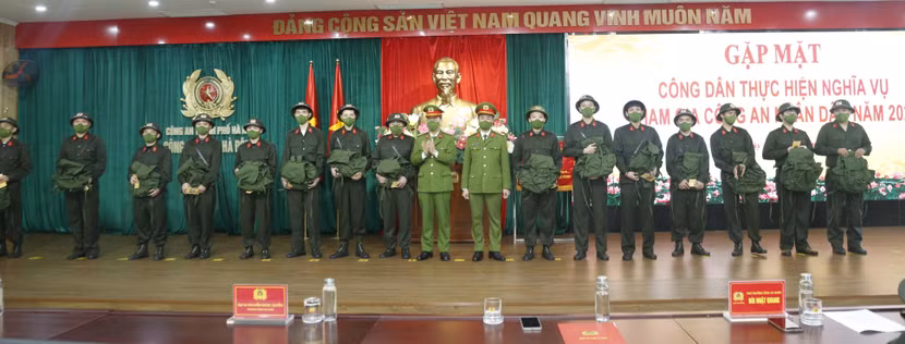 Ban chỉ huy CAQ Hà Đông cùng các tân binh trước ngày lên đường thực hiện nghĩa vụ cao cả