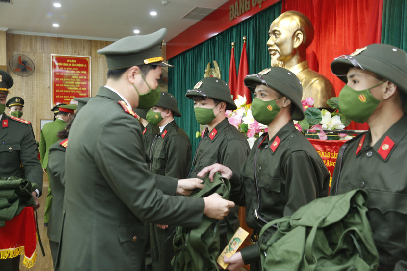 Thiếu tá Bùi Nhật Quang - Phó trưởng CAQ Hà Đông chúc mừng các tân binh