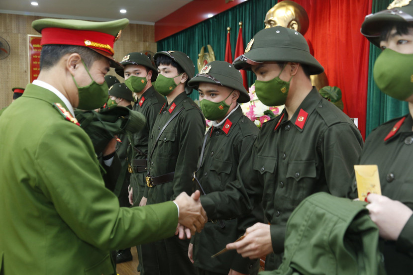 Đại tá Nguyễn Ngọc Quyền - Trưởng CAQ Hà Đông chúc mừng các tân binh