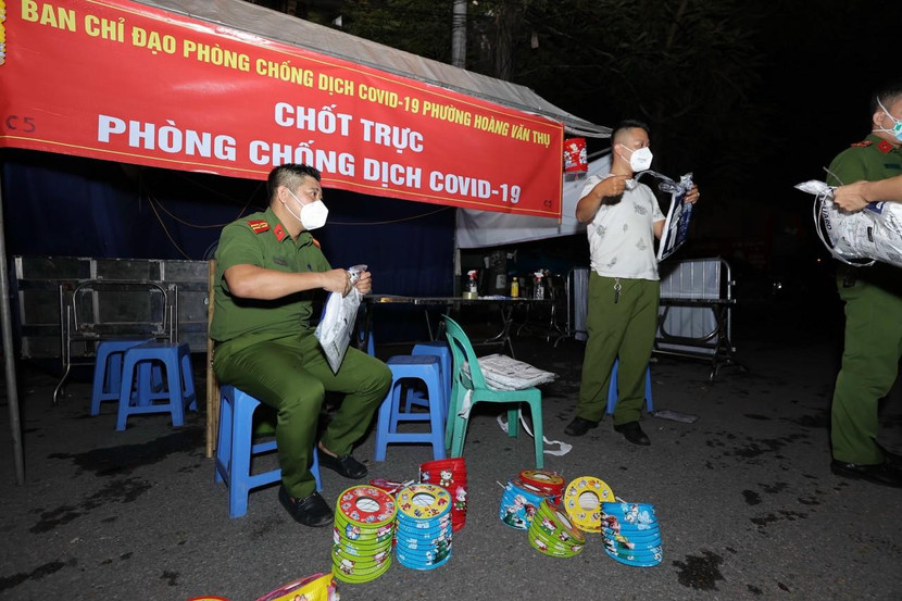 Công tác chuẩn bị, đóng gói các phần quà hết sức khẩn trương