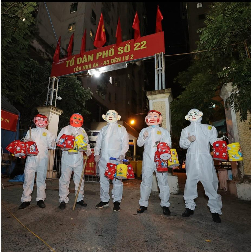 Trao hết quà, các chú Công an sẽ tranh thủ trở về nhà, nơi cũng có các bạn trẻ mong ngóng