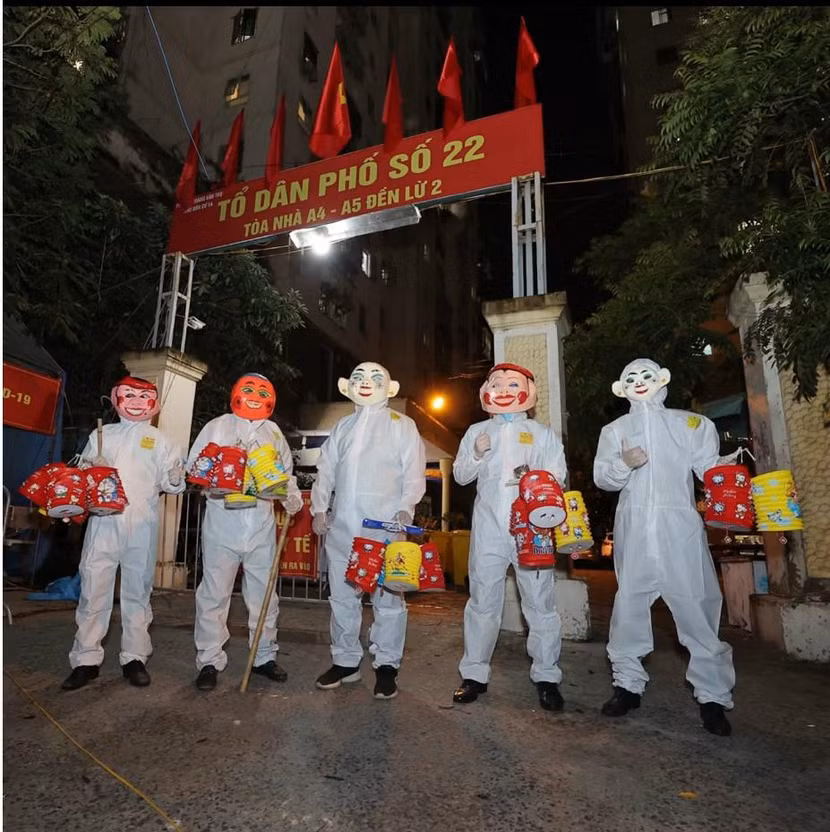 Trao hết quà, các chú Công an sẽ tranh thủ trở về nhà, nơi cũng có các bạn trẻ mong ngóng Trao hết quà, các chú Công an sẽ tranh thủ trở về nhà, nơi cũng có các bạn trẻ mong ngóng