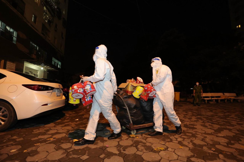 Nào mình cùng chuyển quà...