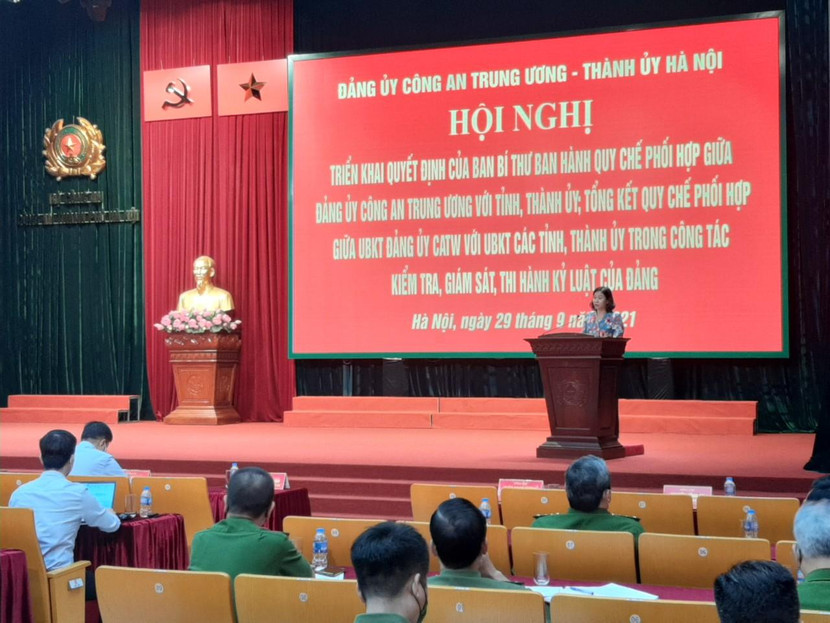 Đồng chí Nguyễn Thị Tuyến - Ủy viên Trung ương Đảng, Phó Bí thư Thường trực Thành ủy tham luận tại hội nghị