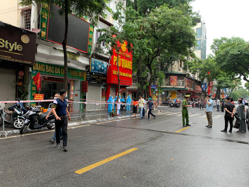 Lực lượng chức năng khẩn trương triển khai các biện pháp phòng, chống dịch tại điểm phong tỏa Lực lượng chức năng khẩn trương triển khai các biện pháp phòng, chống dịch tại điểm phong tỏa