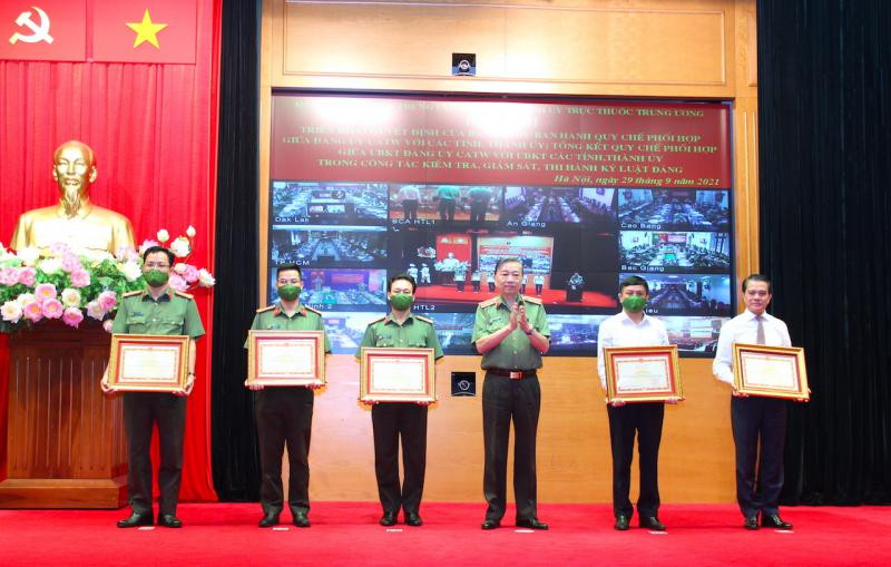 Bộ trưởng Tô Lâm trao quyết định khen thưởng cho các tập thể, cá nhân có thành tích xuất sắc