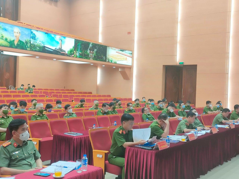 Các đồng chí trong Đảng ủy, Ban Giám đốc và chỉ huy các phòng chức năng tại điểm cầu trực tuyến Công an Hà Nội Các đồng chí trong Đảng ủy, Ban Giám đốc và chỉ huy các phòng chức năng tại điểm cầu trực tuyến Công an Hà Nội