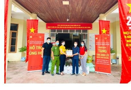 Mỗi món quà gửi gắm sự yêu thương, chia sẻ, đoàn kết