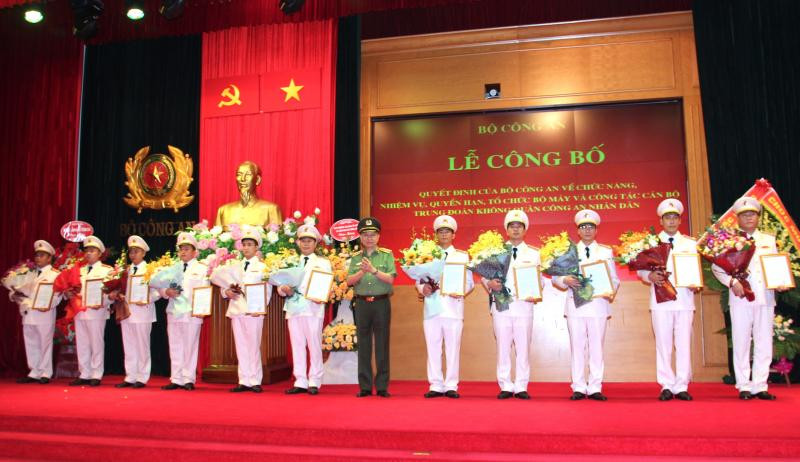 Bộ trưởng Tô Lâm trao các Quyết định về công tác cán bộ cho cán bộ, chiến sỹ thuộc Trung đoàn Không quân CAND Bộ trưởng Tô Lâm trao các Quyết định về công tác cán bộ cho cán bộ, chiến sỹ thuộc Trung đoàn Không quân CAND