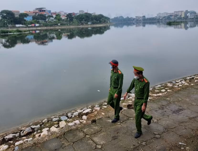 Tổ công tác CAP Định Công kiểm tra khu vực hồ điều hòa