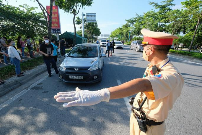Các chốt kiểm soát người, phương tiện ra vào thành phố Hà Nội được tái triển khai từ ngày 24-7-2021