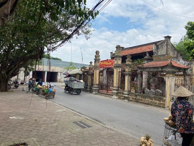 Chợ tạm Tự Khoát nằm trước Đình Ông Tướng, ngay sát ngã ba đường, tiềm ẩn nguy cơ mất an toàn giao thông Chợ tạm Tự Khoát nằm trước Đình Ông Tướng, ngay sát ngã ba đường, tiềm ẩn nguy cơ mất an toàn giao thông