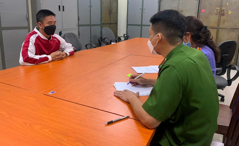 CQĐT và đại diện Viện KSND quận Hai Bà Trưng ghi lời khai của đối tượng trong vụ việc