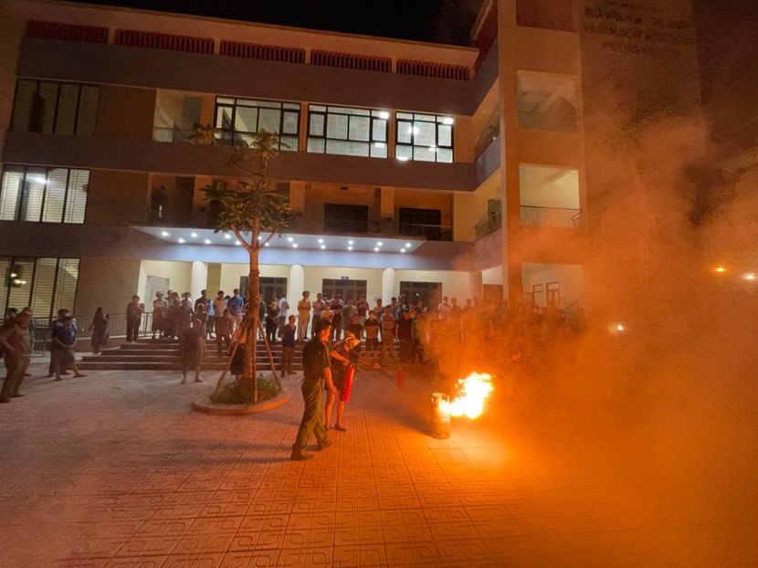 Người dân được hướng dẫn, thực hành kỹ năng dập lửa Người dân được hướng dẫn, thực hành kỹ năng dập lửa