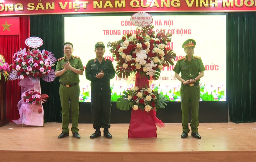 Thiếu tướng Nguyễn Hồng Ky chúc mừng đơn vị CSCĐ tăng cường làm nhiệm vụ tại huyện Mỹ Đức