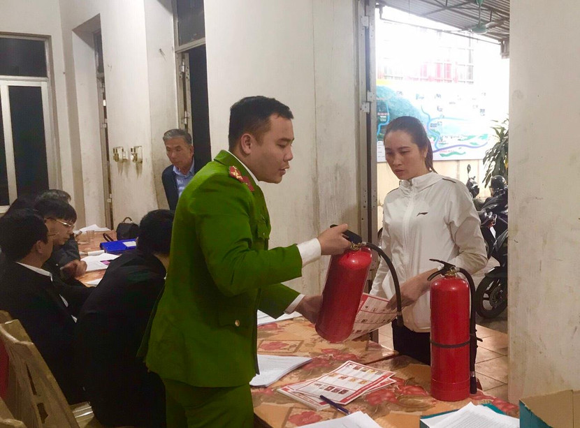 CAH Mỹ Đức hướng dẫn người dân kỹ năng sử dụng bình bọt chữa cháy