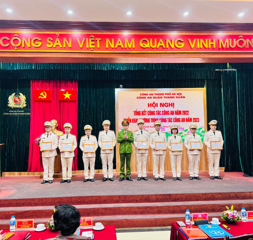 Thiếu tướng Nguyễn Hồng Ky - Phó Giám đốc CATP trao quyết định khen thưởng cho các tập thể, cá nhân của CAQ Thanh Xuân lập thành tích xuất sắc Thiếu tướng Nguyễn Hồng Ky - Phó Giám đốc CATP trao quyết định khen thưởng cho các tập thể, cá nhân của CAQ Thanh Xuân lập thành tích xuất sắc