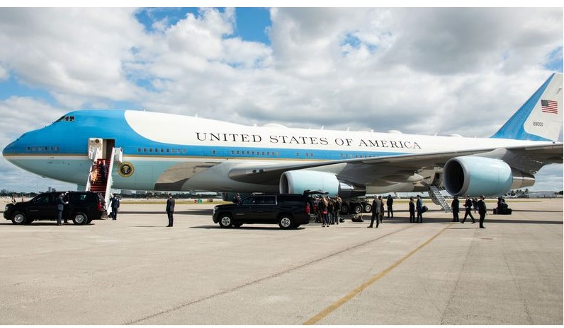 Những vụ trộm gần đây đã khiến cánh nhà báo bị cảnh báo khi được bay trên chuyên cơ của Tổng thống Mỹ Những vụ trộm gần đây đã khiến cánh nhà báo bị cảnh báo khi được bay trên chuyên cơ của Tổng thống Mỹ