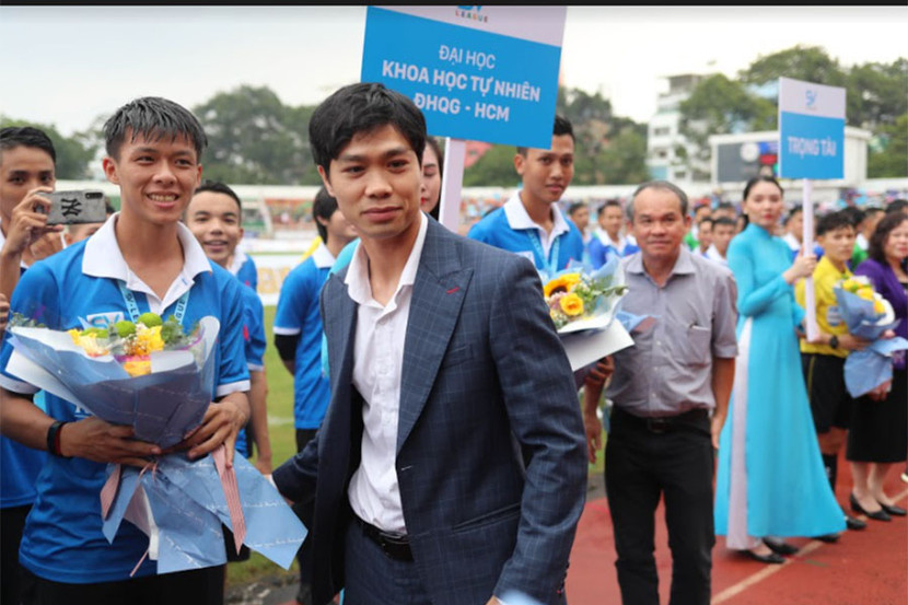 Cầu thủ Công Phượng cổ vũ cho các đội bóng sinh viên Cầu thủ Công Phượng cổ vũ cho các đội bóng sinh viên
