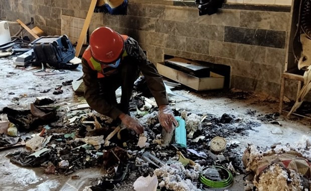 Cảnh sát Pakistan khám nghiệm hiện trường vụ nổ ngày 27-10