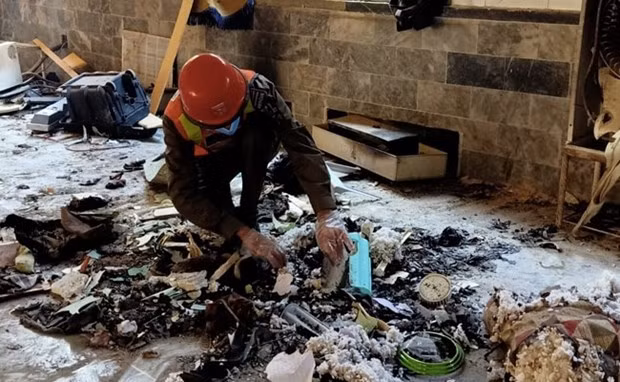 Cảnh sát Pakistan khám nghiệm hiện trường vụ nổ ngày 27-10