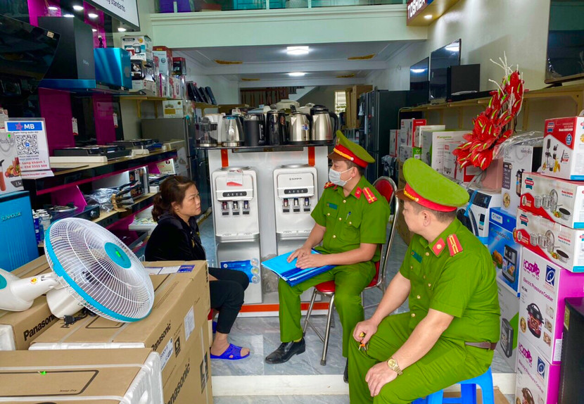 Cán bộ chức năng hướng dẫn hộ kinh doanh lập hồ sơ, theo dõi quản lý các hoạt động PCCC Cán bộ chức năng hướng dẫn hộ kinh doanh lập hồ sơ, theo dõi quản lý các hoạt động PCCC