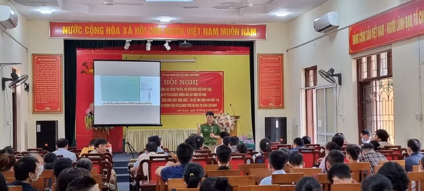 Cán bộ Đội CS PCCC%CNCH CAH Thạch Thất tuyên truyền cho các hộ dân Cán bộ Đội CS PCCC%CNCH CAH Thạch Thất tuyên truyền cho các hộ dân