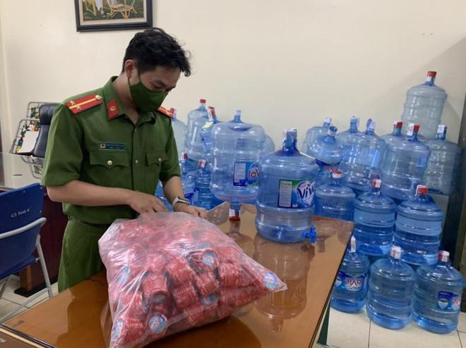 CAQ Hoàng Mai kiểm tra tang vật vụ làm hàng giả