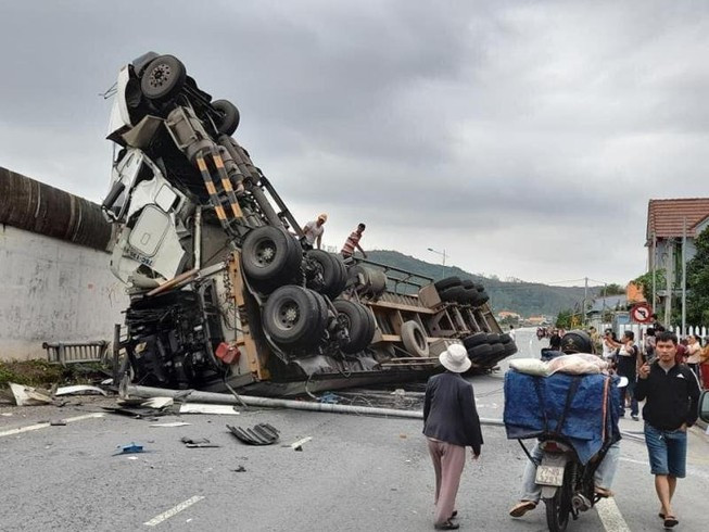 Lúc tai nạn xảy ra, may mắn phía dưới không có người hay phương tiện lưu thông qua lại Lúc tai nạn xảy ra, may mắn phía dưới không có người hay phương tiện lưu thông qua lại