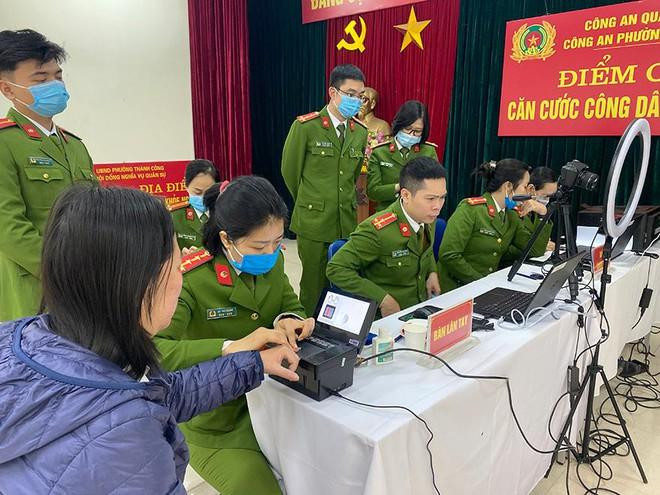 Lực lượng công an triển khai làm CCCD gắn chíp cho người dân Lực lượng công an triển khai làm CCCD gắn chíp cho người dân