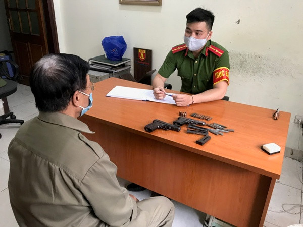 CATP Hà Nội lập biên bản tiếp nhận vũ khí quân dụng do người dân giao nộp CATP Hà Nội lập biên bản tiếp nhận vũ khí quân dụng do người dân giao nộp