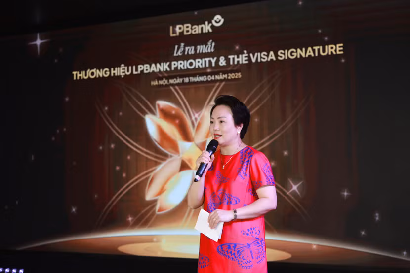 Bà Đặng Tuyết Dung - Giám đốc Visa Việt Nam và Lào chúc mừng LPBank ra mắt thành công thẻ tín dụng quốc tế cao cấp LPBank Visa Signature
