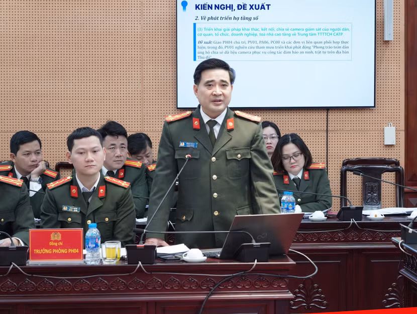 Đại tá Lê Đức Hùng, Trưởng phòng Viễn thông, tin học và cơ yếu CATP Hà Nội phát biểu tại hội nghị