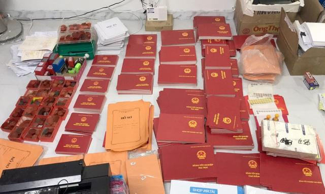 Tất cả giao dịch mua bán bằng cấp, chứng chỉ giả trong đường dây này chủ yếu qua mạng xã hội