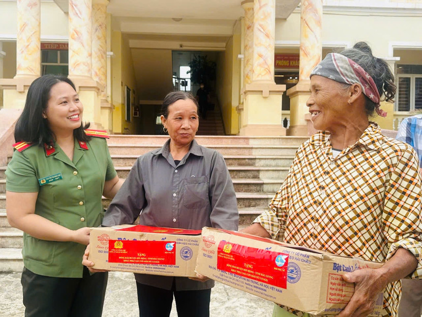 Trao tận tay người dân tấm chân tình của chiến sỹ Công an Hà Nội