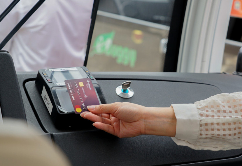 Cổng thanh toán trên xe bus/điện chấp nhận thanh toán bằng cả thẻ ghi nợ và thẻ tín dụng