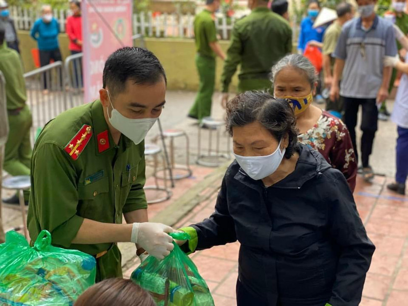 Hình ảnh đẹp của Công an Hà Nội trong "mùa" dịch Covid-19