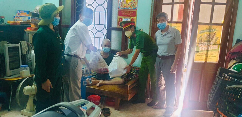 Lực lượng công an cơ sở trao quà tặng các hộ gia đình khó khăn trong mùa dịch Lực lượng công an cơ sở trao quà tặng các hộ gia đình khó khăn trong mùa dịch