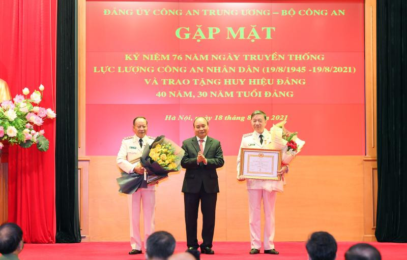 Chủ tịch nước Nguyễn Xuân Phúc trao Huy hiệu 40 năm tuổi đảng cho Đại tướng Tô Lâm và Thượng tướng Lê Quý Vương. Chủ tịch nước Nguyễn Xuân Phúc trao Huy hiệu 40 năm tuổi đảng cho Đại tướng Tô Lâm và Thượng tướng Lê Quý Vương.