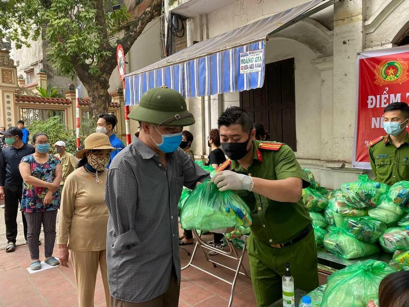 CAP Hoàng Văn Thụ, quận Hoàng Mai, Hà Nội trao nhu yếu phẩm tặng người dân gặp hoàn cảnh khó khăn